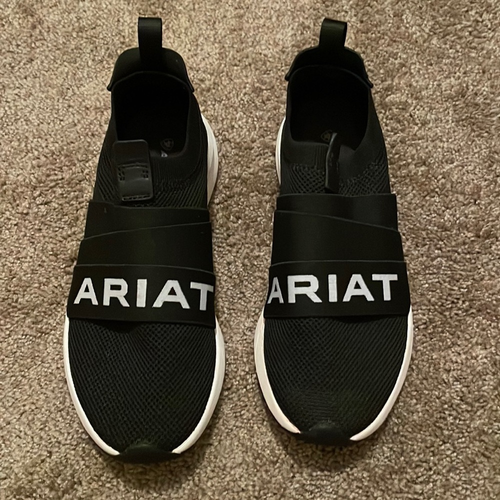 ARIAT tennis shoes size 6 Ignite Slip On